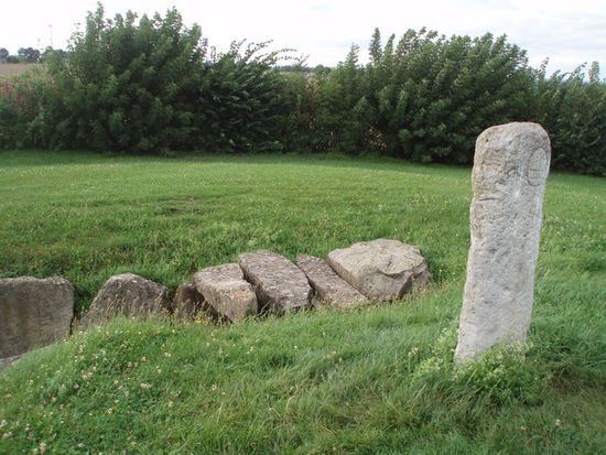 Die Oberseite des Grabs mit dem Menhir.