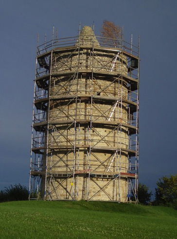 Ganz in der Nähe steht auch die Langeneichstädter Warte, ein Wachturm aus dem 14. Jahrhundert, der gerade renoviert wurde.