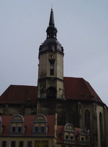 Die Wenzelskirche war die freie Stadtkirche und somit der Gegenpol zum Dom. Interessanterweise ist ihr Turm der höchste der Stadt! Hier spielte häufiger Johann Sebastian Bach die Orgel, und es gibt einige Kunstwerke von Lucas Cranach. Leider war die Kirche aber geschlossen.