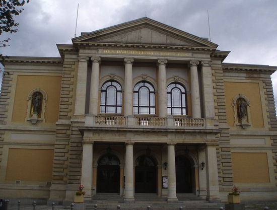 Auf dem Weg sahen wir das Opernhaus von Halle, gebaut 1886