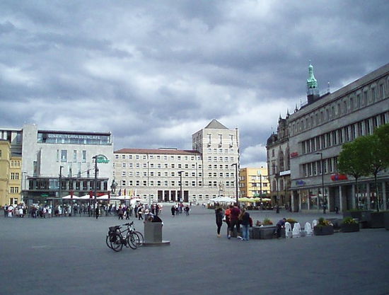 Der Marktplatz von Halle wurde im Zweiten Weltkrieg stark bombardiert und danach leider recht unsensibel wieder aufgebaut. Die meisten Gebäude drumherum sind nicht sehr ansehnlich, aber es gibt auch ein paar hübschere zu entdecken