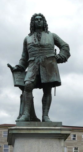 Das Denkmal von Georg Friedrich Händel befindet sich gegenüber der Marienkirche, in der er getauft wurde