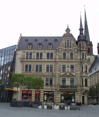 Inzwischen überkam uns der Hunger - in diesem schönen Gebäude fanden wir ein Subway-Restaurant, sehr praktisch, da wir uns nicht lange mit dem Essen aufhalten wollten