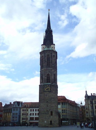 Der Rote Turm aus dem 15. Jahrhundert steht mitten auf dem Marktplatz und beherbergt Deutschlands größtes Glockenspiel, das wir später am Nachmittag auch hörten. Die normale Melodie zur vollen Stunde ist die gleiche wie die des Big Ben! Der Turm war früher der Glockenturm der Marienkirche.