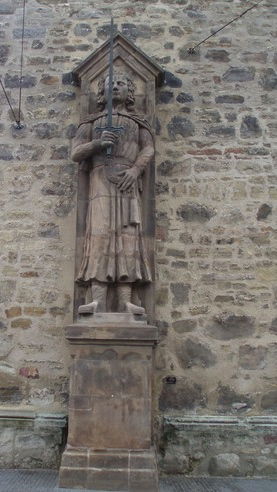 Der Roland vor dem Turm symbolisiert die Freiheit und Souveränität der Stadt
