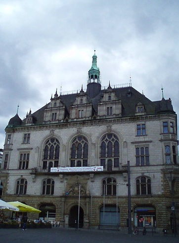 Eines der schöneren Häuser am Marktplatz ist das Stadthaus aus dem 19. Jahrhundert, das eine Versammlungs- und Festhalle beherbergt