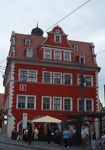 Das Marktschlösschen ist ein hübsches Renaissance-Haus, in dem sich heutzutage die Touristeninformation befindet