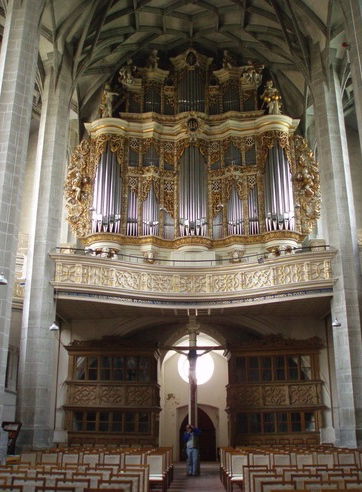 Die große, wunderschöne Orgel wurde im Jahr 1716 gebaut und zuallererst von Johann Sebastian Bach gespielt. Später war sein Sohn Wilhelm Friedemann Bach hier Organist.
