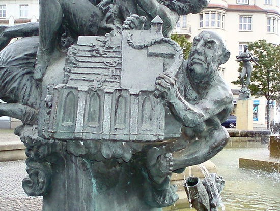 Hier wird ein religiöses Gebäude gebaut - so wie Kardinal Albrecht die Marienkirche, den Dom und weitere Gebäude bauen ließ. Genau, bauen ließ - denn der Aufseher peitscht hier nur auf die Arbeiter ein...