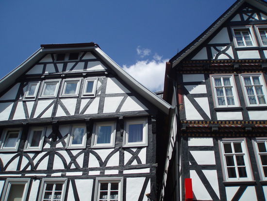 ...die von vielen schönen Fachwerkhäusern geprägt ist.