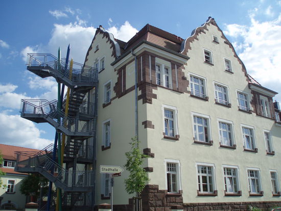 ...die mit dem Mix aus Alt und Neu ein echt schönes Gebäude ist!