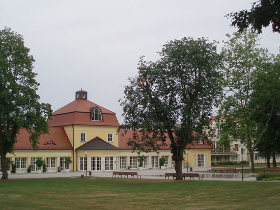 Das Kurhaus. Hier hörte ich zum zweiten Mal ein herrliches Konzert ganz umsonst, denn es fand ein Kammerkonzert statt, dessen Klänge durch die offenen Fenster hinaus wehten... Wunderbar!