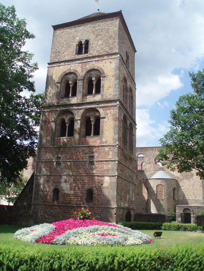 Im Katharinenturm, neben der Stiftsruine, befindet sich die älteste noch erhaltene Glocke Deutschlands, gegossen im Jahr 1038!