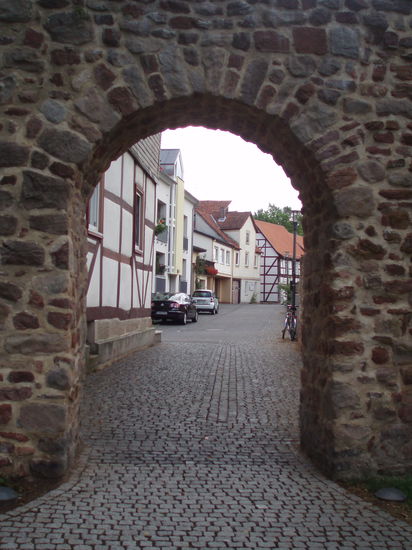 Durch die Stadtmauer hindurch...