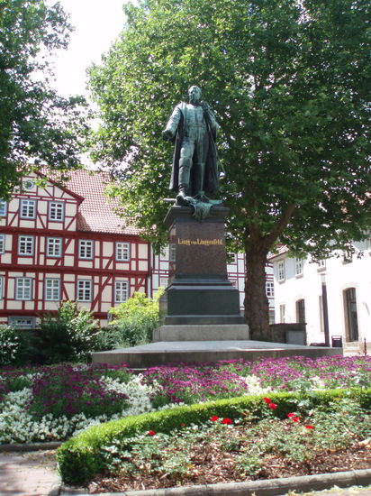 Auf dem Linggplatz findet man auch das Denkmal des Leutnant Linggs, der einst einen Befehl Napoleons nicht ganz befolgte und statt die ganze Stadt "an allen vier Ecken anzuzünden" und sie komplett niederzubrennen, nur vier einzelne Häuser in den vier Himmelsrichtungen abbrennen ließ - so rettete er Bad Hersfeld vor der Zerstörung und wurde zum Helden.
