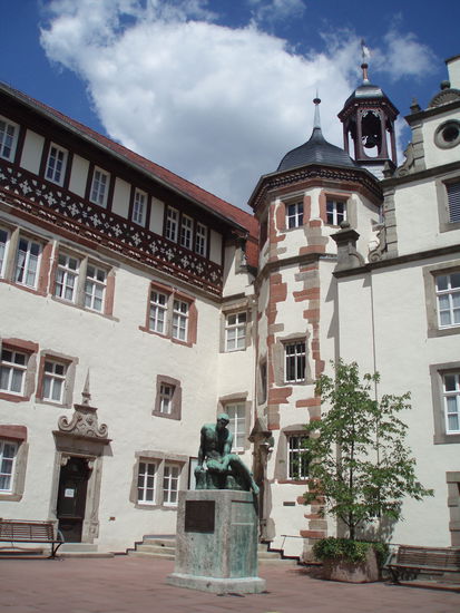 Auf einer Seite des Rathauses gibt es ein Kriegsdenkmal, dass an die friedliche Übergabe der Stadt an die Amerikaner am Ende des Zweiten Weltkriegs erinnert.