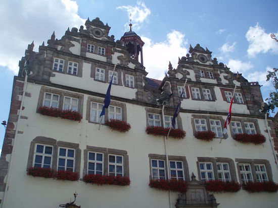 Zwei der fünf schönen Giebel des Rathauses