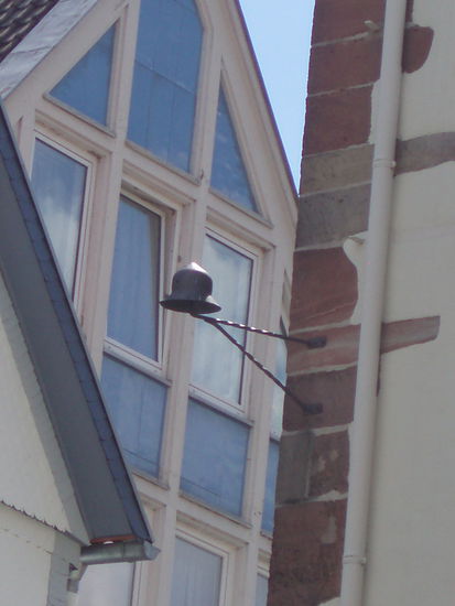 An einer Ecke des Rathauses ist ein Ritterhelm angebracht, der Legende nach der Helm des ersten Ritters, der in der Vitalisnacht die Stadtmauer stürmte.