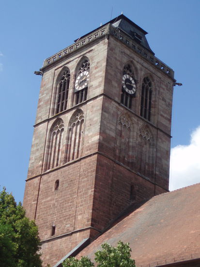 Der Turm der Stadtkirche - sie wurde ab dem Jahr 1300 vergrößert und verkörperte so das steigende Selbstbewusstsein der Bürger gegenüber der Macht der Abtei.