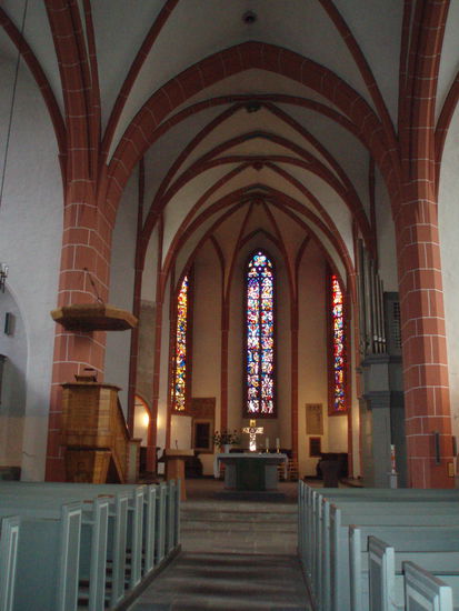 Da die Kirche mehrmals ausbrannte, ist die Inneneinrichtung neueren Datums und nicht besonders interessant
