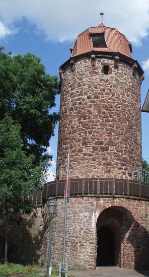 Der Klausturm ist eines der wenigen Überbleibsel der mittelalterlichen Stadtmauer.