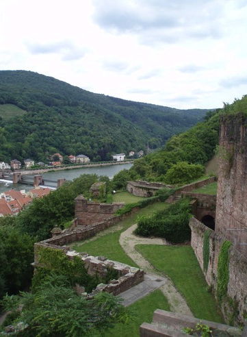 Auf dem Weg hoch zum Schloss - man sieht auch Teile der Befestigungsanlagen