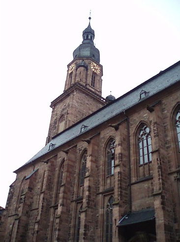 Die Heiliggeistkirche befindet sich direkt am Marktplatz. Sie hat eine kuriose Geschichte, denn nach der Reformation konnte man sich nicht entscheiden, ob sie nun katholisch oder protestantisch sein sollte, also wurde einfach eine Mauer durchgezogen und die Kirche geteilt!