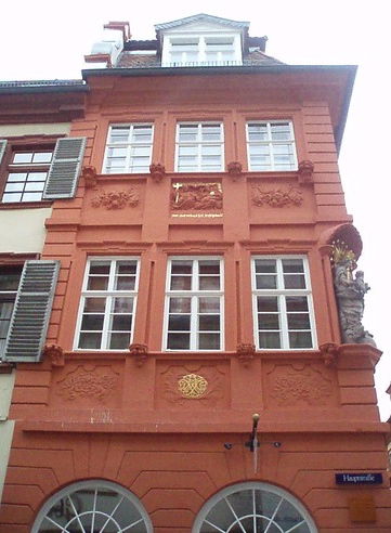Das Medersche Haus, ein sehr schönes barockes Eckhaus mit einer Marienstatue