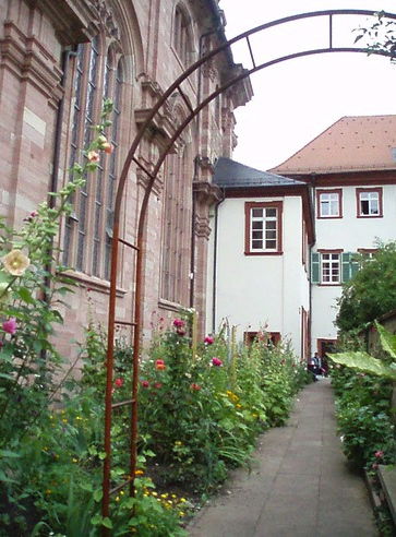 Hinter der Kirche ist ein kleiner, herrlicher Garten versteckt, der durch die Kirche betreten werden kann - ein besonderer Tipp für eine kleine Verschnaufpause abseits des Trubels!