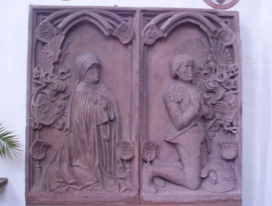 Dieter von Handschuhsheim und Margarete von Frankenstein werden auf ihrem Grabmal betend dargestellt.