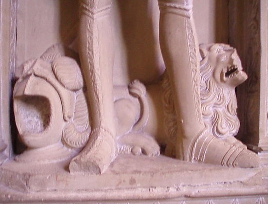 Detail eines weiteren Grabmals: Helm und Löwe, Symbole des Rittertums...