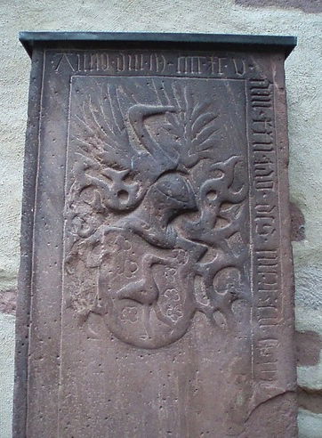 Ein Grab draußen auf dem Kirchhof