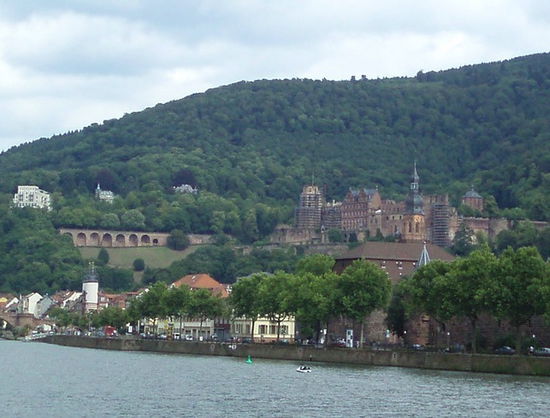 Rechts sieht man das Heidelberger Schloss