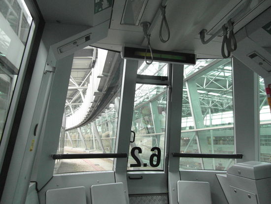 Flughafen Düsseldorf: Schwebebahn zwischen den Terminals