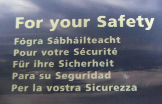 Erste Berührung mit dem irischen Gälisch auf der Safety Card (s. zweite Zeile) 