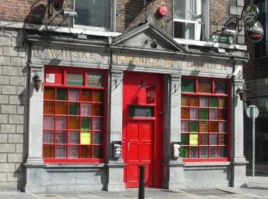 Ein farbenfroher Pub am Weg - the first of many!