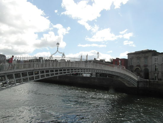 Die berühmteste Brücke in Dublin - offiziell die Liffey Bridge, aber nur als  Ha'penny Bridge bekannt. Sie wurde 1816 erbaut und bis 1916 musste man einen halben Penny entrichten, um sie benutzen zu dürfen.