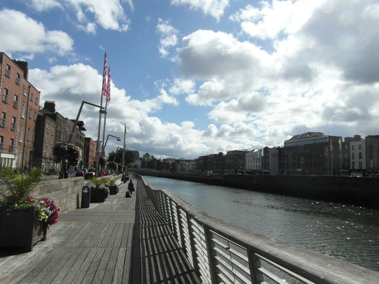 In der Innenstadt ist das Flussufer mit einer Holzpromenade sehr hübsch angelegt