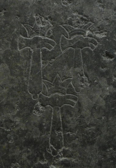 Wie üblich, sind auch hier auf dem Boden viele Grabplatten. Viele davon tragen eingeritzt Symbole, die den Beruf des Bestatteten zeigen - hier z.B. das Zeichen eines Goldschmieds.