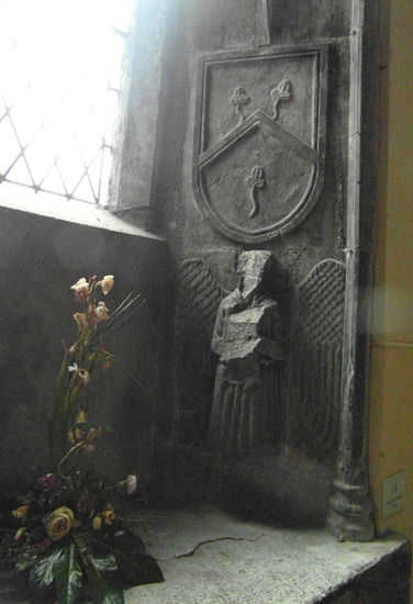 Die Familie Lynch hat auch hier in der Kirche ein eigenes Grabfenster. Die Gesichter der Engel wurden von den Soldaten Cromwells zerstört - während sie Irland besetzt hatten, nutzten sie die Kirche als Pferdestall.