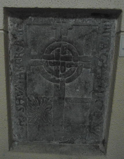 Eine Grabplatte aus dem 17. Jahrhundert mit einem schönen keltischen Kreuz