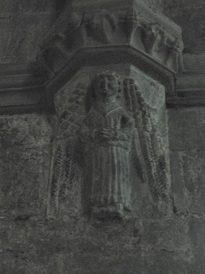 Hoch an einer Säule befindet sich der einzige Engel, der noch sein Gesicht hat