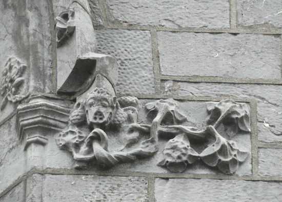 Anschließend gingen wir noch um die Kirche herum, denn auch außen befinden sich einige fantastische Steinmetzarbeiten