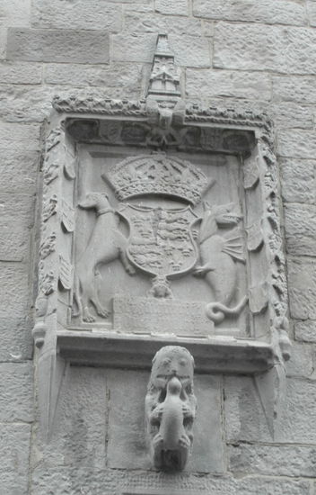 Das Wappen der Familie, und darunter ein Affe, der ein Kind hält - der Legende nach rettete einst ein Affe ein Kind der Familie vor einem Feuer