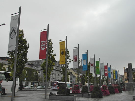 Am Eyre Square, dem zentralen Platz der Stadt, der aber nur wenig Charme besitzt