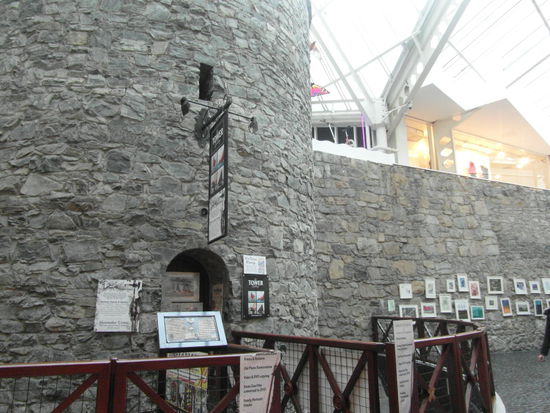 Stadtmauer im Shopping Centre