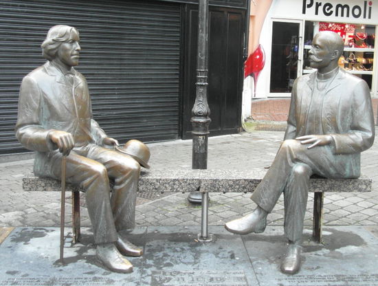 In der Innenstadt: Skulpturen des irischen Schriftstellers Oscar Wilde und seines estnischen Kollegen Eduard Vilde. Das Original steht in Tartu in Estland, und 2004 schenkte Tartu der Stadt Galway eine exakte Kopie.