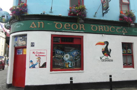 Ein typischer bunter Pub in der Nähe unserer Pension