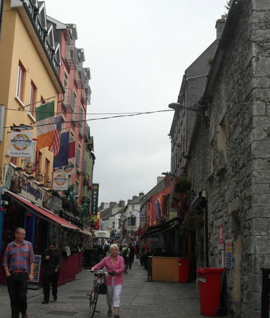 Eines der vielen bunten Sträßchen in Galway