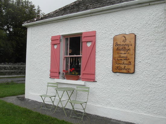 Unten im Farmhaus gab es dann noch Kuchen und heiße Getränke, während wir darauf warteten, wieder von unserem Bus abgeholt zu werden